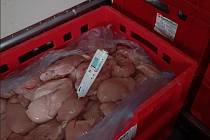 Veterinární kontrola odhalila na Litoměřicku auto, které vezlo čtvrt tuny masa a párků za nevyhovujících teplot.