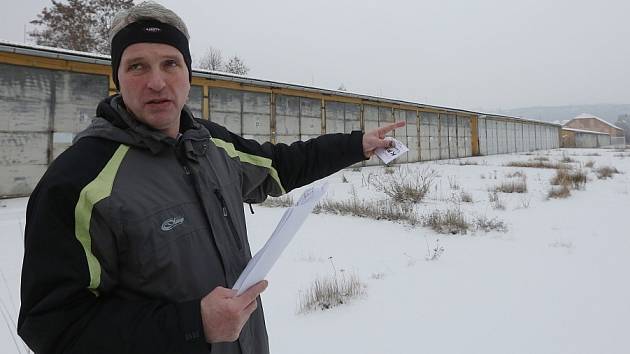 ČTYŘI CIHLOVÉ GARÁŽOVÉ BUDOVY město získá spolu s tělocvičnou nebo budovou bývalého velitelství. 