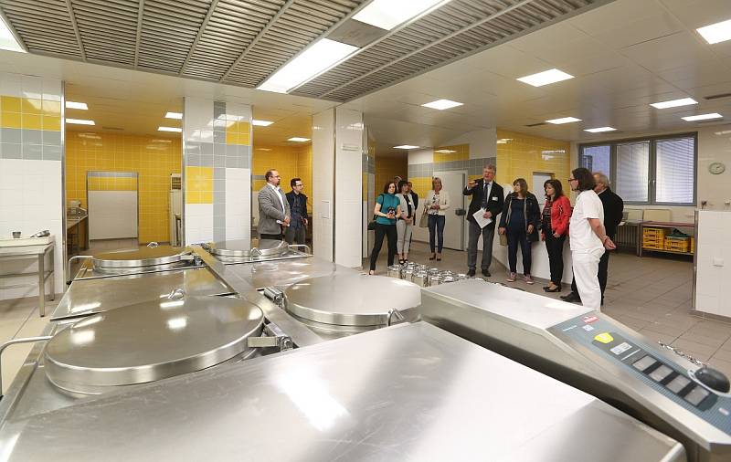 DVĚ ETAPY rekonstrukce stravovací provozu v litoměřické nemocnici jsou u konce. Další s náklady 27 milionů korun má nemocnice v plánu. 