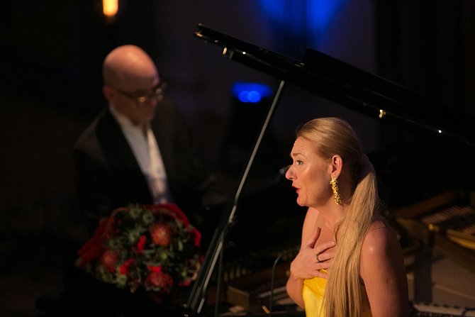 Mezzosopranistka Magdalena Kožená na loňském koncertě v brněnském Besedním domě, kde ji doprovázel klavírista Ohad Ben-Ari.