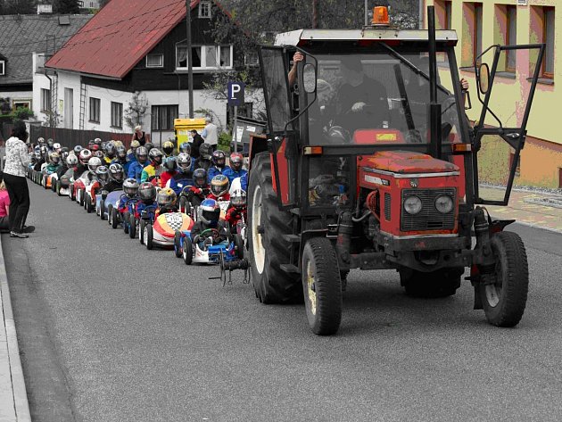 NA KOPEC se závodníci musí nějak dostat, dolů už to jde samo. 