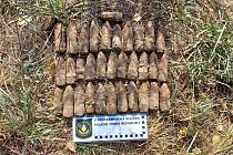Hledač kovů objevil u polní cesty u Bohušovic třiatřicet funkčních dělostřeleckých granátů.