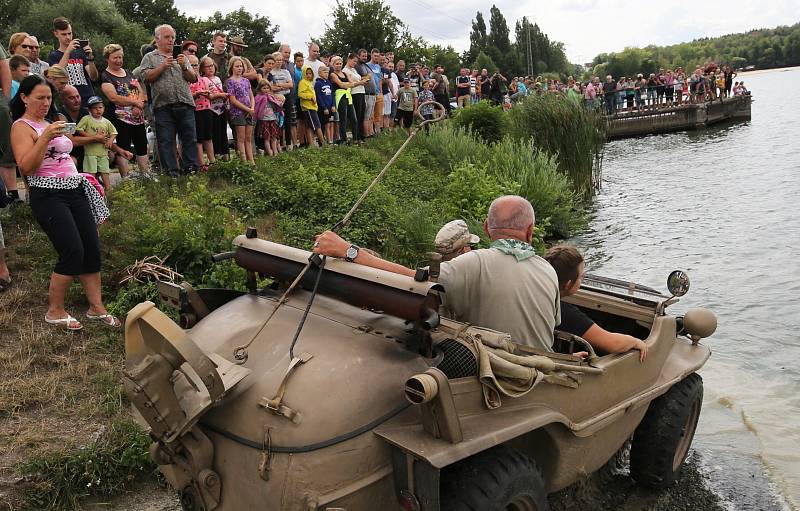 Obojživelná vozidla brázdila jezero Chmelař u Úštěku