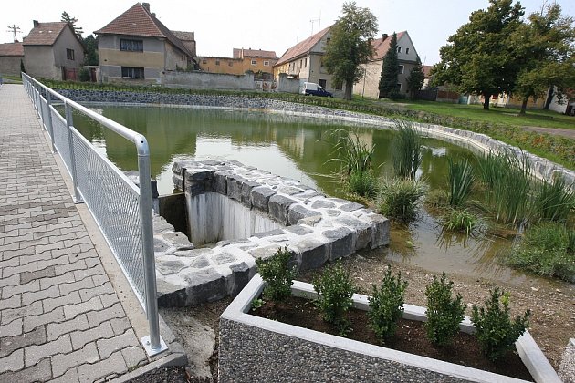 NOVÁ OZDOBA VETLÉ. Práce na úpravách rybníka začaly letos v březnu. V říjnu na náves přibudou ještě nové hodiny. Obec je pořídila za finanční odměnu získanou v soutěži Vesnice roku. Bílou stuhu a k ní 125 tisíc korun porota Vrbici udělila za práci s mláde