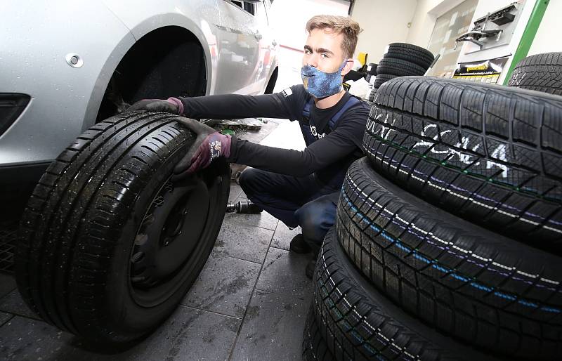 Pneuservisy začínají přezouvat na zimní pneumatiky.