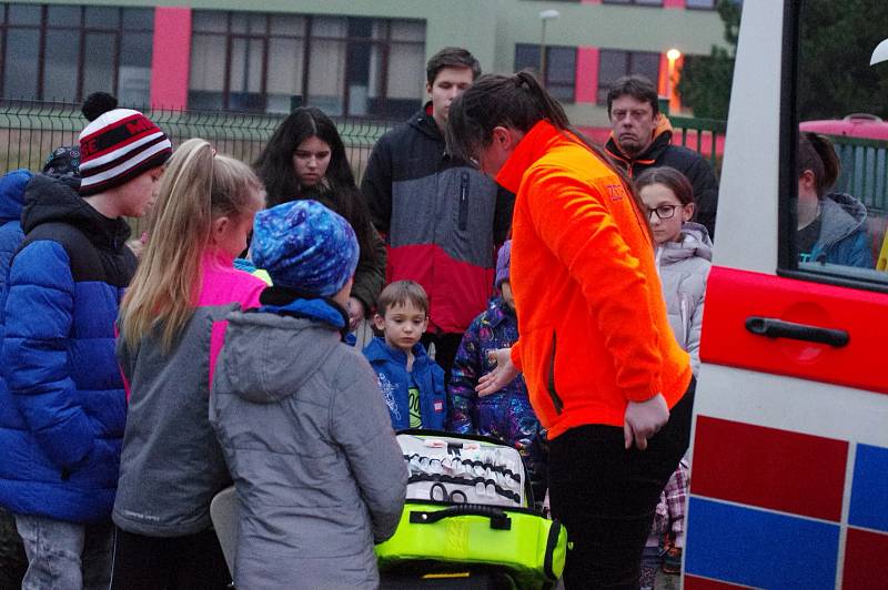 Děti z kroužku Fire Rescue si prohlédli vybavení sanitky