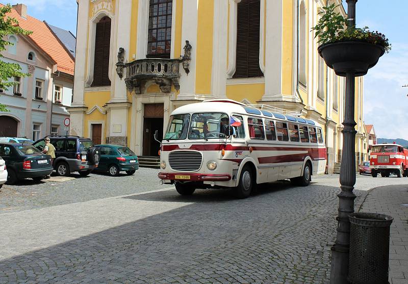 Se začátkem letních prázdnin se cestující mohou svézt historickým autobusem Škoda 706 RTO mezi Úštěkem a Zubrnicemi.