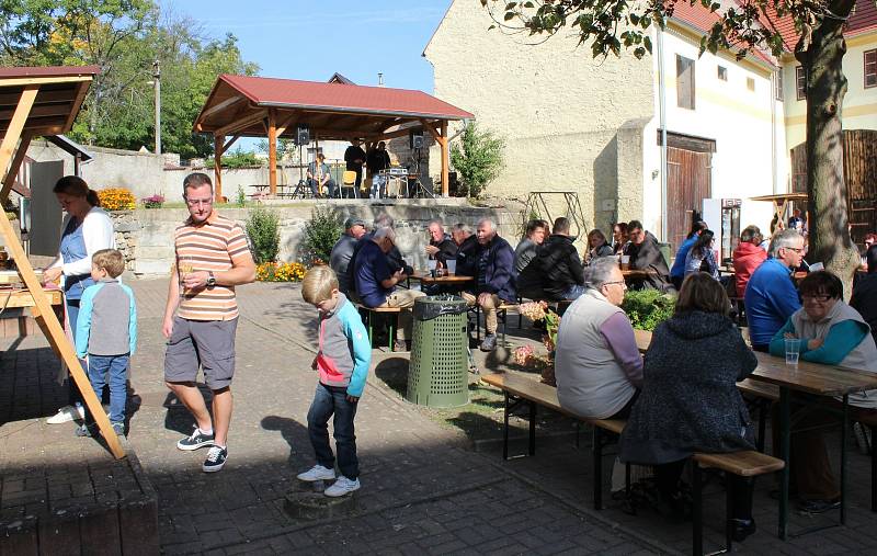 Na dvoře obecního úřadu v Liběšicích se v sobotu konal první ročník Liběšických hodů.