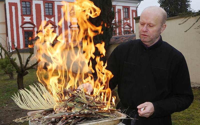 Sakristián katedrály sv. Štěpána v Litoměřicích Antonín Fegyveres připravil popel, kterým bude litoměřický biskup Jan Baxant na Popeleční středu při mši svaté v katedrále udělovat věřícím popelec.