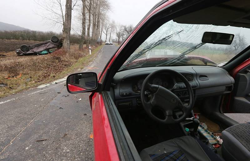 Srážka dvou aut na křižovatce silnic z Milešova do Vlastislavi