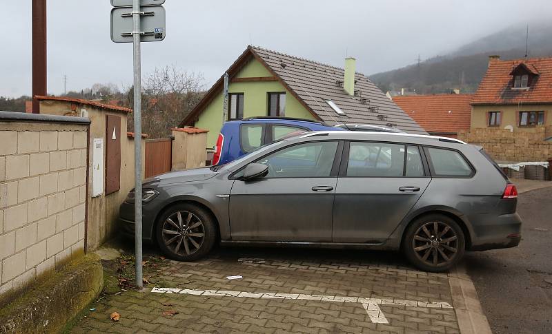 Majitel domu ukazuje, jak automobily u jeho domu parkují a blokují mu přístup do elektroměrové  skříně.