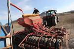 Zemědělci finišují, v okolí Hazmburku se prohánějí po polích traktory se sečkami.