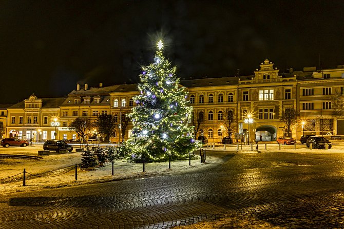 Vánoční strom na Karlově náměstí v Roudnici nad Labem zvítězil v okresním kole ankety Vánoční strom Deníku 2023.