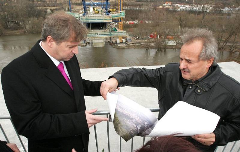 Ministr Petr Bendl se starostou Litoměřic Ladislavem Chlupáčem na kontrole stavby nového mostu.