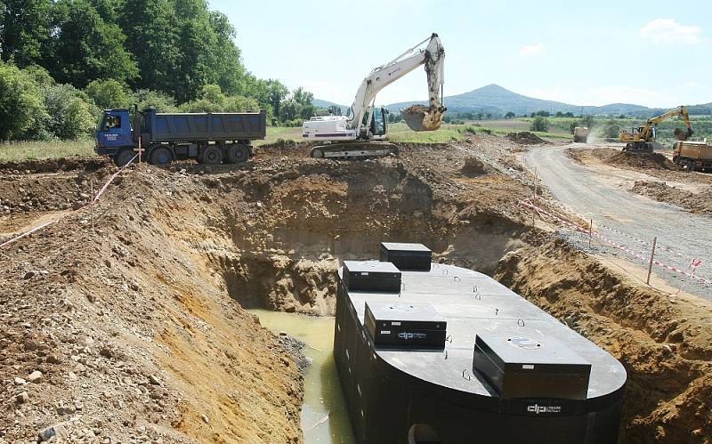 BEZ TĚŽKÝCH STROJŮ. Práce na stavbě dálnice D8 skončily, soud zrušil stavební povolení. Dělníci stavbu zakonzervují.