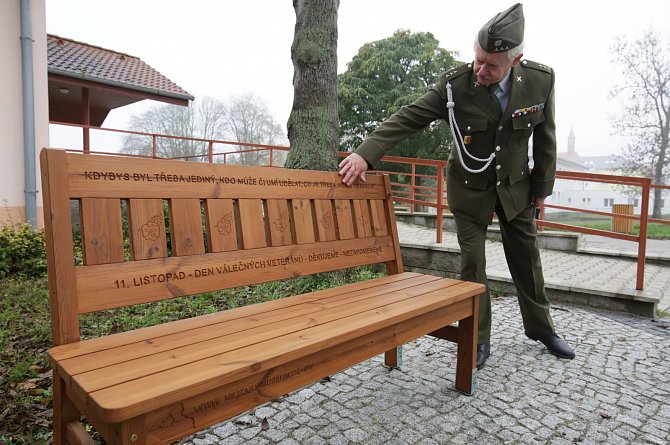Odhalení nové lavičky při Dni válečných veteránů ve Štětí