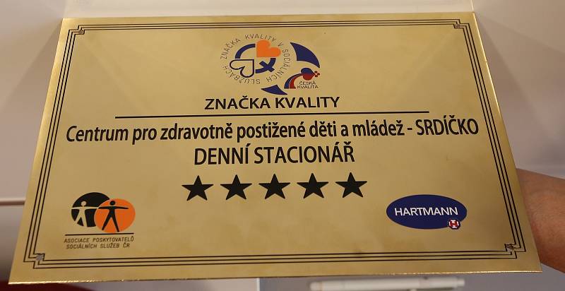 Litoměřické Centrum pro zdravotně postižené děti a mládež Srdíčko získalo certifikát.