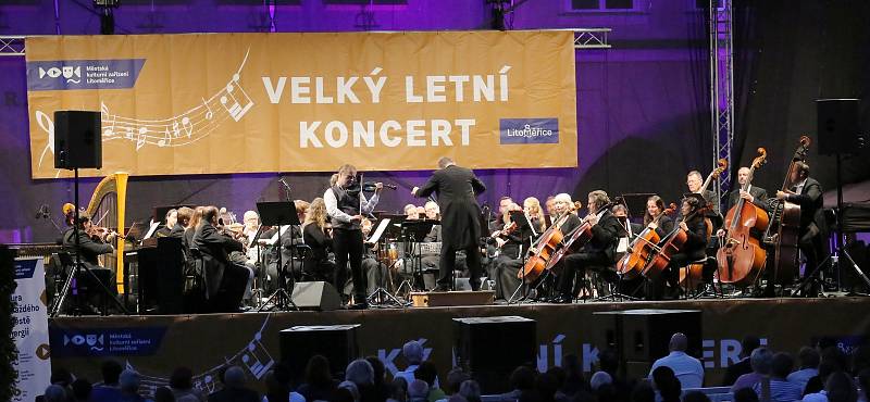 Nedělní večer na Mírovém náměstí v Litoměřicích patřil hudbě. Na Velkém letním koncertu, který pořádala městská kulturní zařízení, vystoupil jako hlavní hvězda houslový virtuóz Pavel Šporcl.