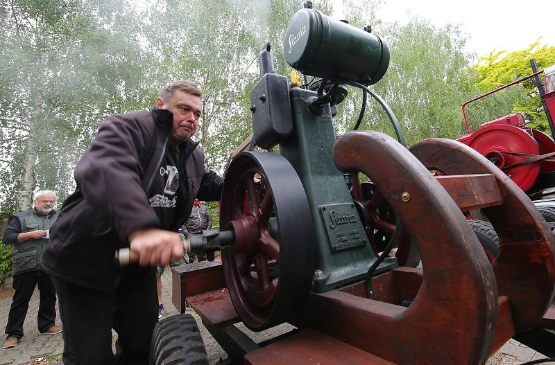 Veterán Car Club Velemín pořádal v sobotu dopoledne závod veteránů všech kategorií. Počasí sice moc nepřálo, ale i přesto dorazilo na start v areálu výstaviště Zahrady Čech několik desítek vozidel a motocyklů.