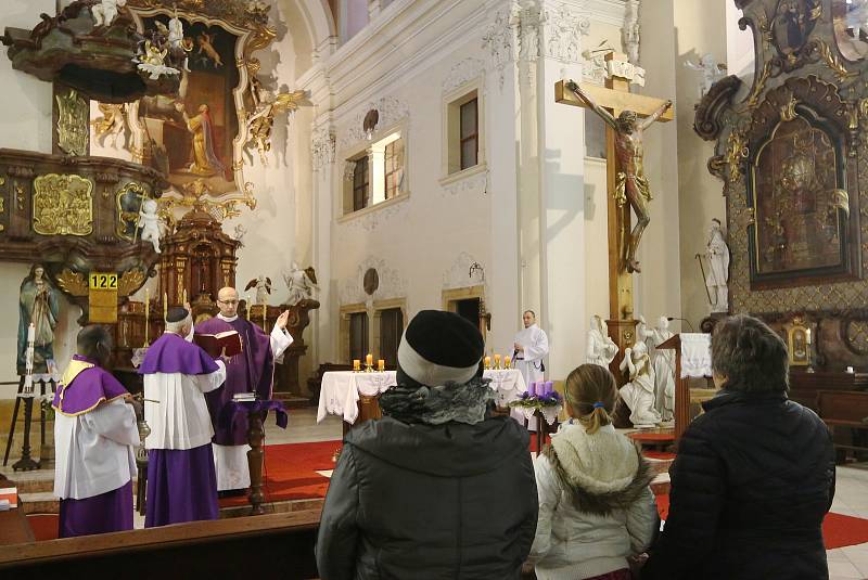 Zapálení pvní adventní svíce v kostele sv. Václava v Lovosicích.