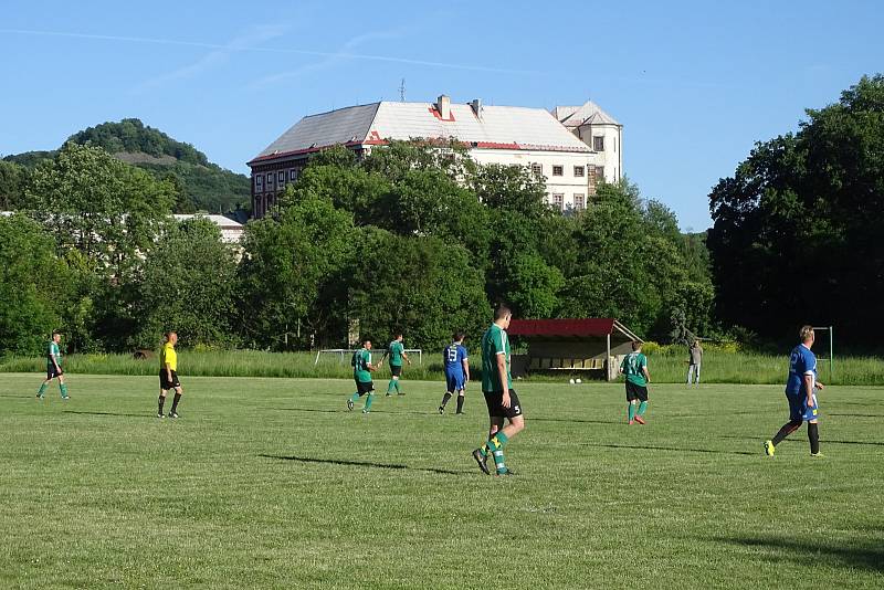 Okresní přebor: Milešov (v modrém) - Pokratice 3:9.