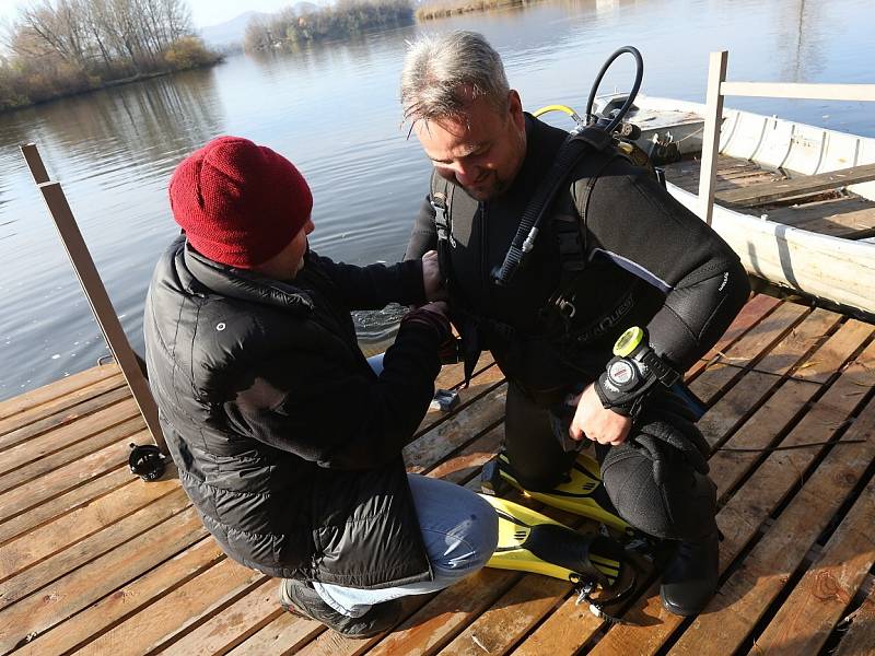 Potápěči zamykali a uklízeli jezero v Píšťanech