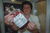 PŘÍMO Z LEDNICE. Laborantka Olga Koubíková z oddělení klinické biochemie a hematologie Městské nemocnice v Litoměřicích ukazuje krevní vak, v němž je připravena krev krevní skupiny A.