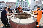 Hasiči opět slanili do studny na náměstí v Litoměřicích