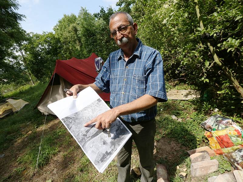 Správce hřbitova Pavel Lolo u pietního místa, kde je pohřebiště několika desítek zajatců z koncentračního tábora Richard.