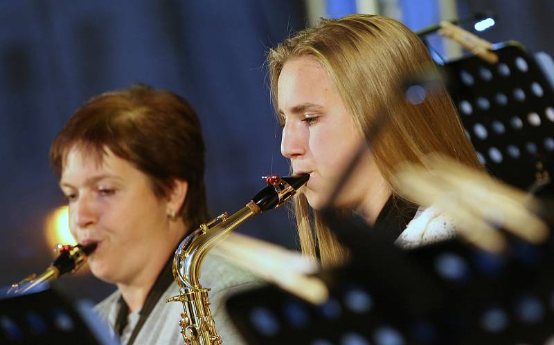 V sobotu začaly na Mírovém náměstí v Litoměřicích oslavy 800 let od založení královského města. Oslavy zahájil bohatý kulturní program na Mírovém náměstí. Od sobotních odpoledních hodiny se na pódiu střídaly hudební produkce zdejší Zušky, dále si mohli zá