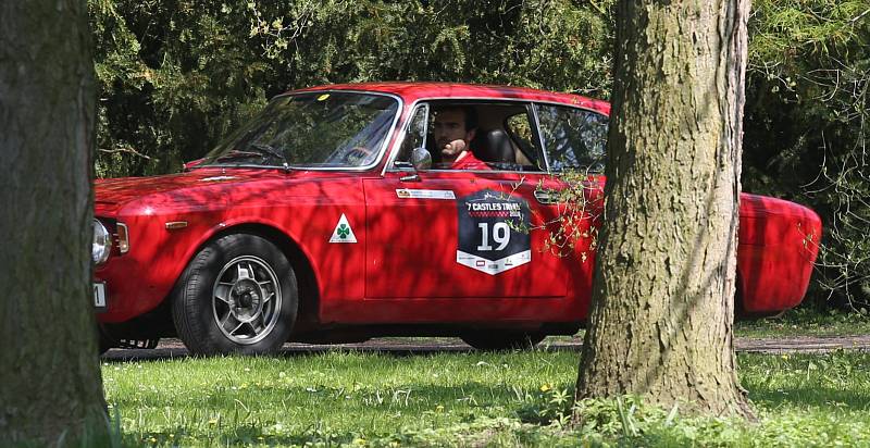 Zámek v Ploskovicích se stal svědkem průjezdu 4. ročníku setinové rallye historických vozidel