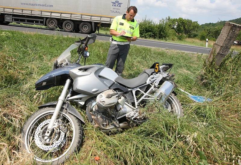 Motorkář přehlédl auto. Skončil v poli 