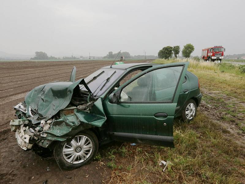 K vážné dopravní nehodě došlo v úterý kolem půl páté na silnici 1/15 z Terezína do Lovosic.