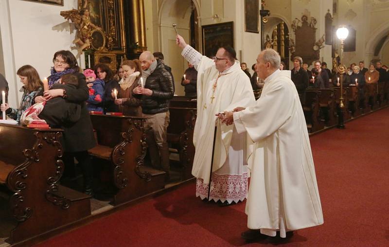 V katedrále sv. Štěpána v Litoměřicích se na Bílou sobotu večer konaly obřady velikonoční vigilie. 