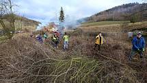 Další z mnoha brigád dobrovolníků a přátel železnice ze Zubrnic proběhla v neděli. Dobrovolníci čistili železniční svršek od náletových dřevin v okolí Levína a Zubrnic.
