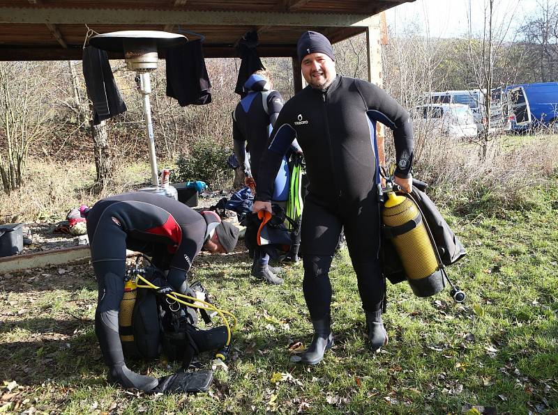 Potápěči zamykali a uklízeli jezero v Píšťanech