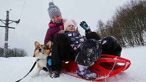 Sáňky, boby i snowboardy. Lyžařský areál u Tašova praskal ve švech