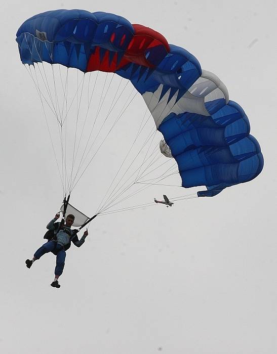 Pouť s hasiči a parašutisty v Travčicích