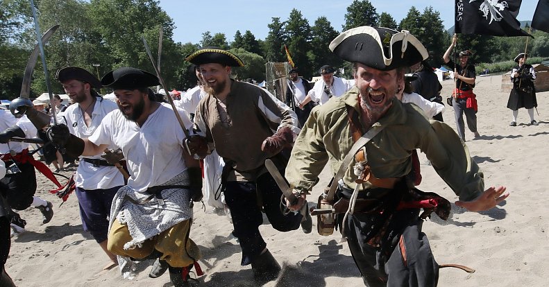 Bitva pirátů na jezeře Chmelař v Úštěku.
