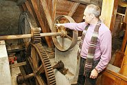 OTAKAR ŠAŠEK, majitel Luckého mlýna v Chodovlicích u Třebenic, chce jeho rekonstrukci, kterou započal před dvěma lety, příští rok dokončit.