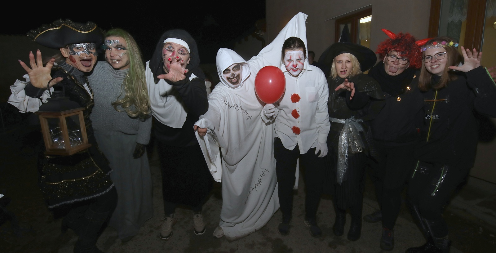FOTO: Jeptiška, klaun i čarodějnice. Chodovlicemi prošel tradiční průvod -  Litoměřický deník