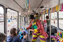 Lidé z Chomutova a Jirkova se mohli svézt velikonočním trolejbusem. Bavili se děti i dospělí.