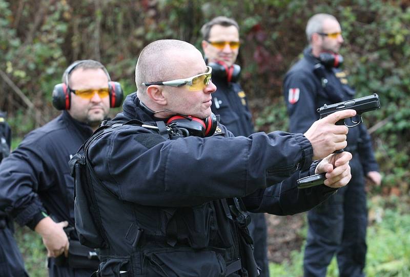 Trénink policistů na střelnici v Liběšicích.