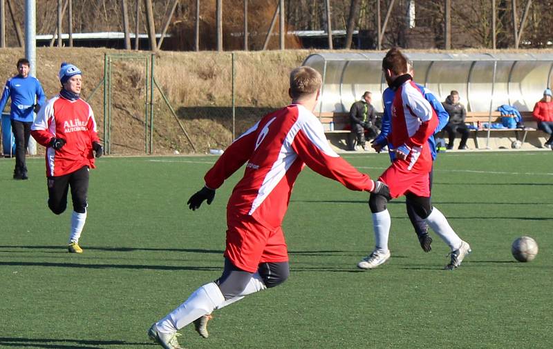 V přípravném duelu porazili fotbalisté Roudnice (v modrém) vysoko Libochovice.