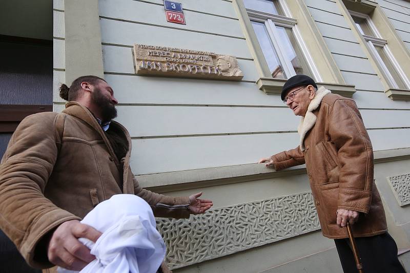 Herec Jan Skopeček slavnostně odhalil pamětní desku na domě v Litoměřicích, kde v mládí bydlel.