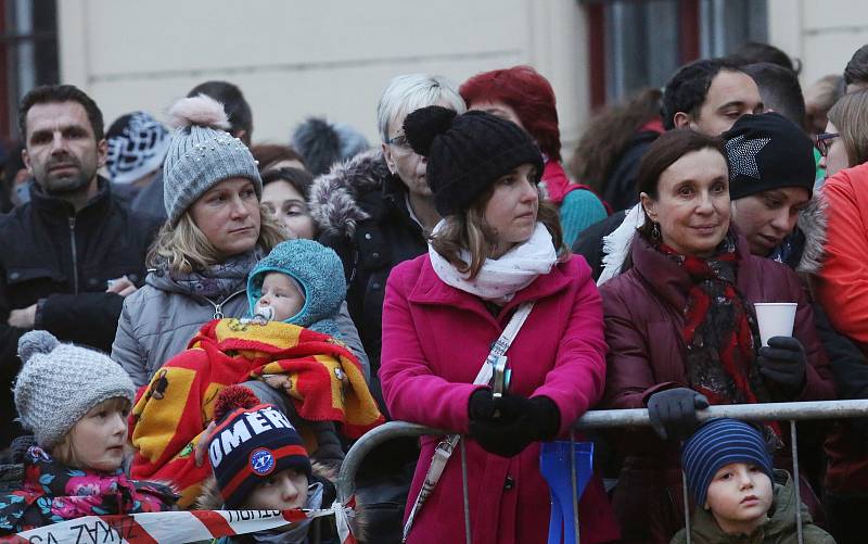 Tradiční živý betlém začal průvodem na Dómské náměstí, kde proběhla scénka o narození Ježiše.