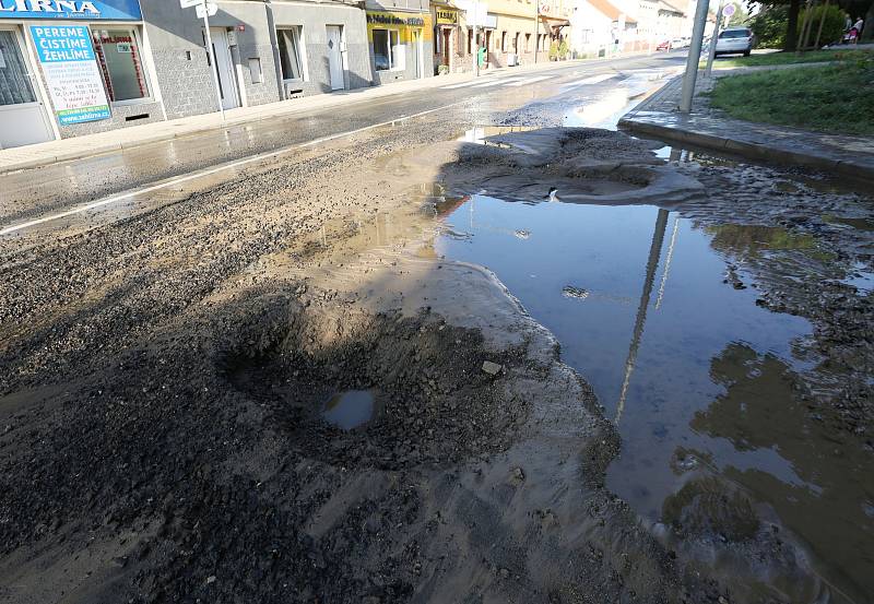 Jen několik hodin vydrželo opravené potrubí vodovodního řadu v Terezínské ulici v Lovosicích. V podvečer opět vytriskl gejzír pitné vody, který ohrožoval několik domů v blízkosti silnice. Hrozilo, že voda, kterou nestačil kanál odvest nateče do dvorů rodi