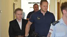 Muže obžalovaného ze znásilnění přivedla eskorta ke krajskému soudu v Ústí, radil se s obhájcem.