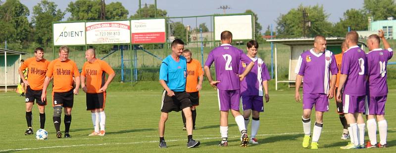 Utkání fotbalových starých gard: Podlusky (v oranžovém) - Střížovice.