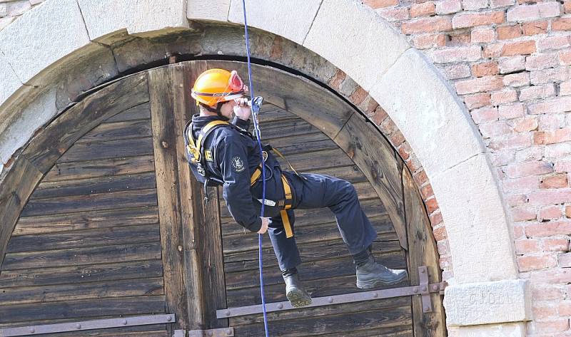 V TEREZÍNĚ proběhlo o víkendu cvičení záchranářů z řad policejních kynologů, záchranné kynologické brigády z Liberce a místních dobrovolných hasičů. 